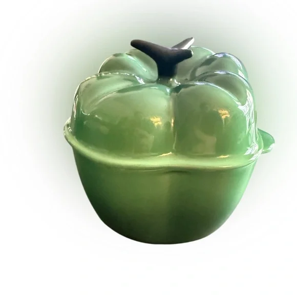 Le Creuset Petite Bell Pepper Casserole Dish – Jade Green – Stoneware - Picture 1 of 6